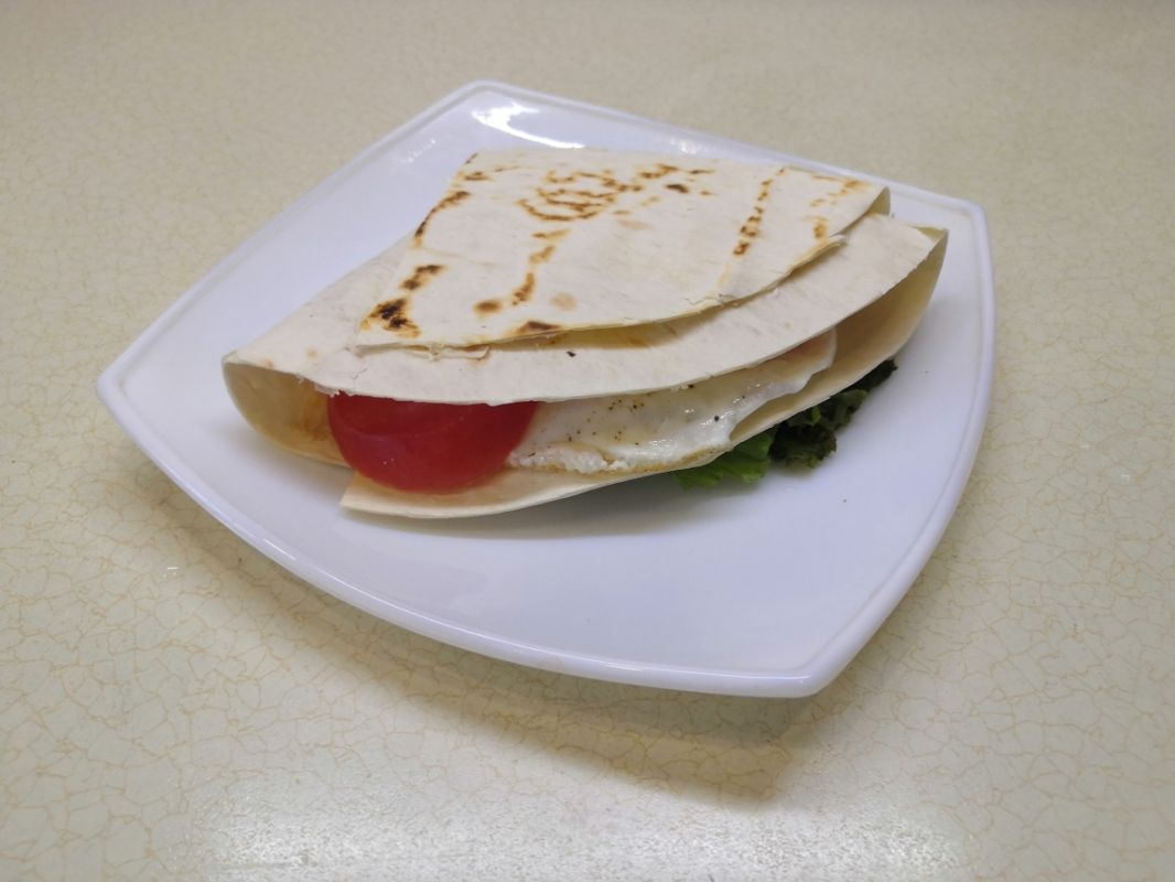 Легкий завтрак на скорую руку: оригинальный рецепт с лавашем