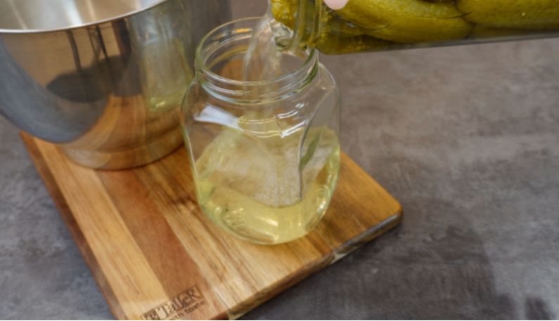 Как использовать рассол из банки и удивить гостей оригинальными блюдами