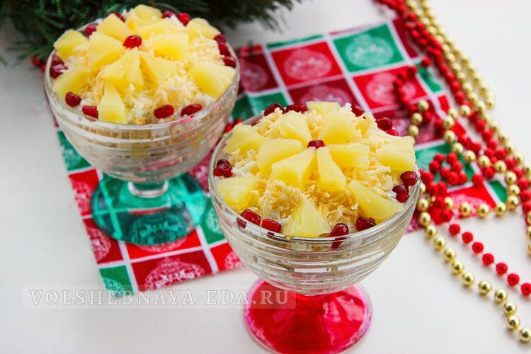 Салат с курицей, ананасом, сыром и яйцами