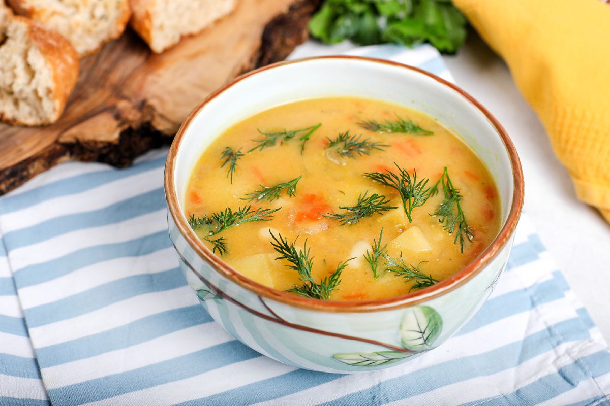 Нежный картофельный суп с фасолью и вялеными томатами — идеальное блюдо для постной кухни