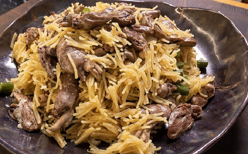 Как быстро и недорого приготовить ужин: куриные сердечки с лапшой-паутинкой