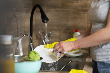 Губка для мытья посуды под угрозой: почему стоит заменить ее на щетку