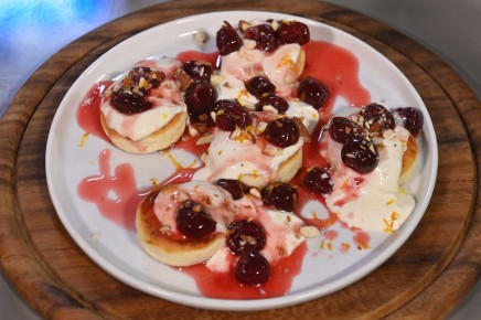 Восхитительные сырники с рисовой мукой и ягодным соусом от шефа Ильи Куваева