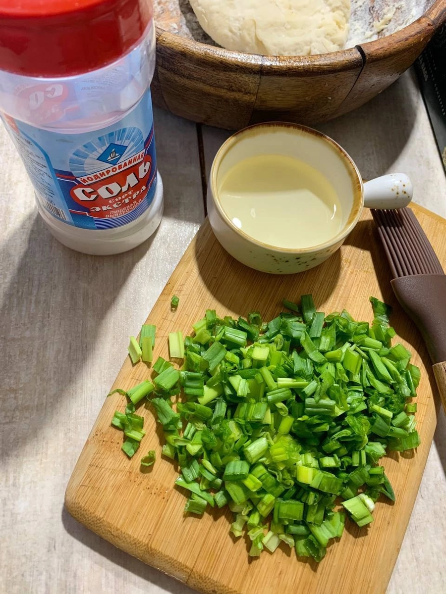 Слоистые лепешки с зеленым луком: нежность и вкус в каждом кусочке