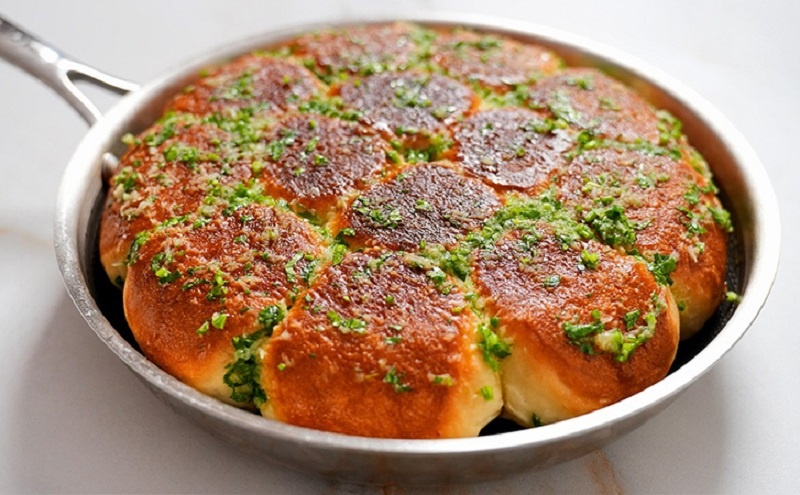 Чесночные пампушки на сковороде: просто и вкусно