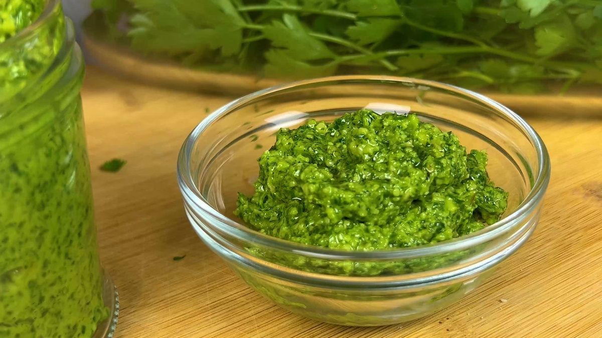 Невероятно вкусный соус песто из петрушки для любых блюд