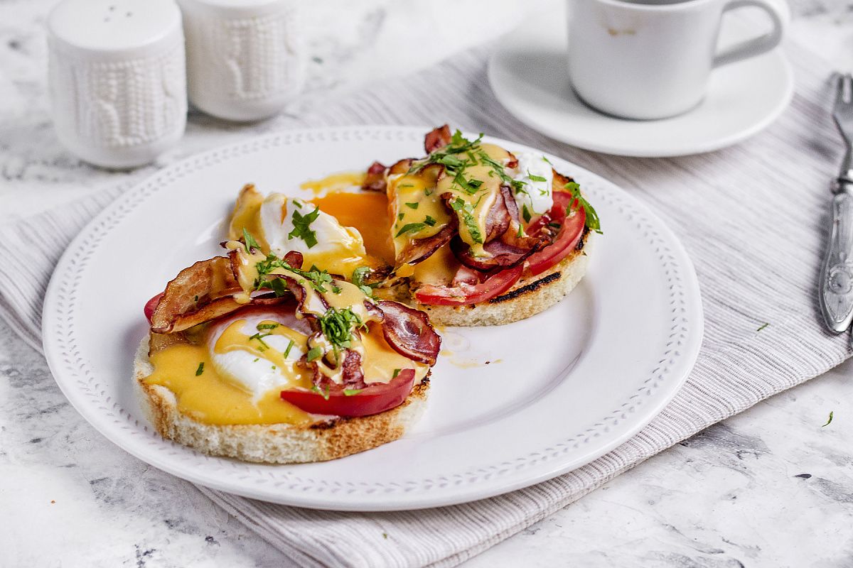 Как приготовить яйца Бенедикт с беконом и томатами: пошаговый рецепт