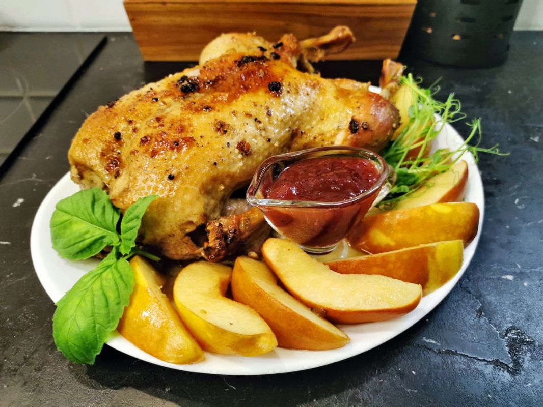 Нежная утка в духовке с брусничным соусом: секреты идеального блюда