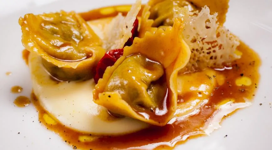 Равиоли с крабом и манго в цитрусовом соусе