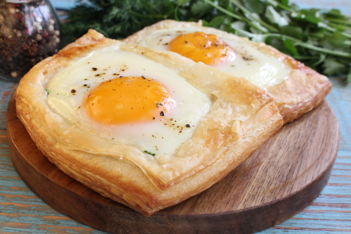 Вкусный завтрак: яичница с сыром в слоеном тесте