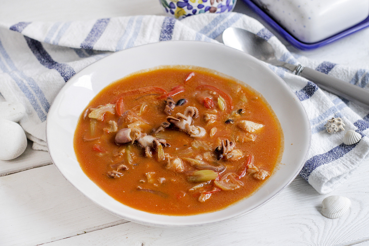 Вдохновляющий томатный суп с морскими деликатесами