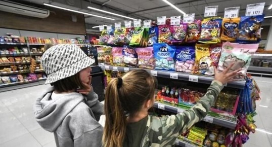 Гастроэнтеролог предупреждает о возможных рисках «китайских конфет»