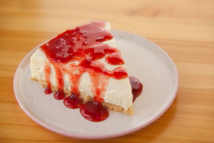 Клубничный чизкейк без запекания: освежающий летний десерт