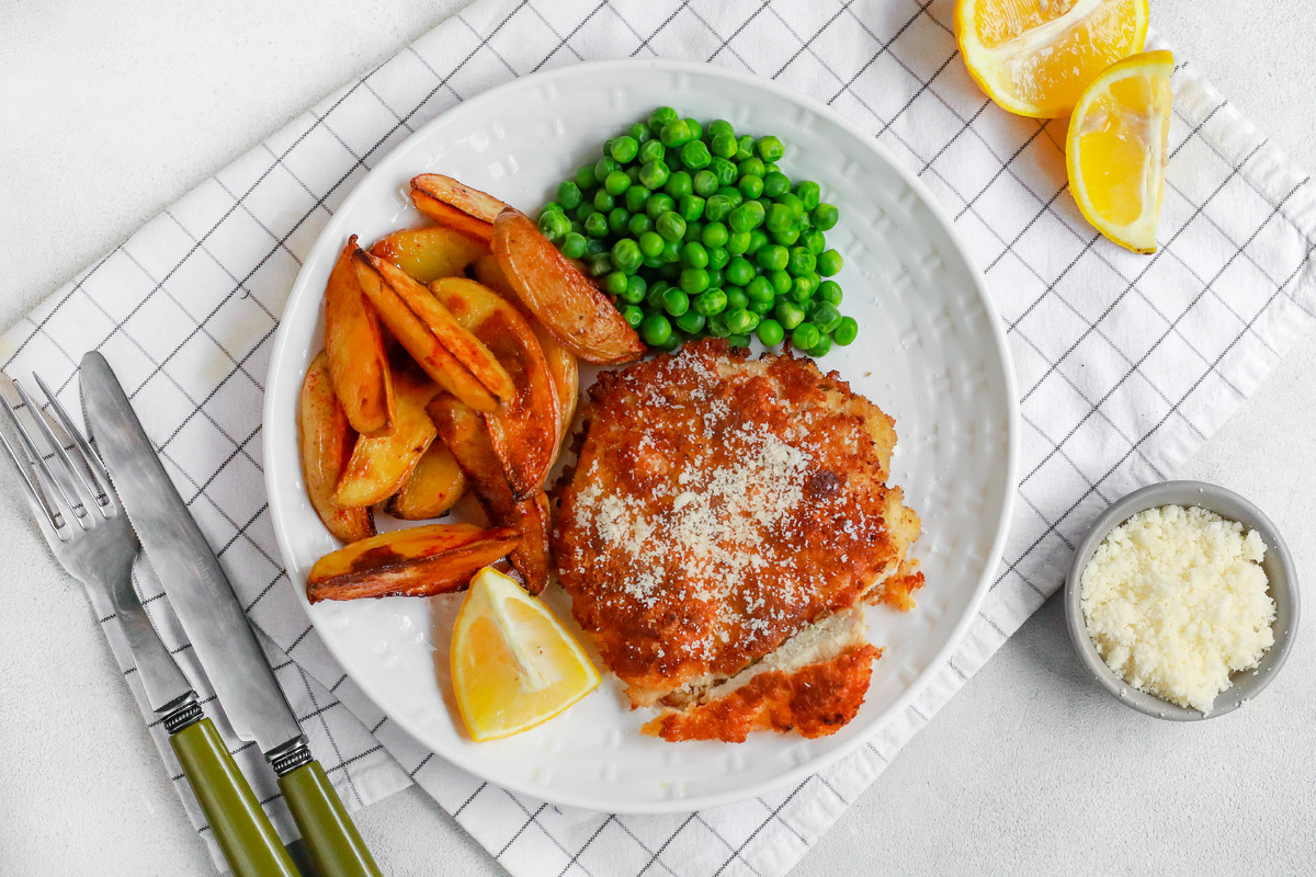 Сочный шницель из индейки в сырной панировке с картофелем по-деревенски