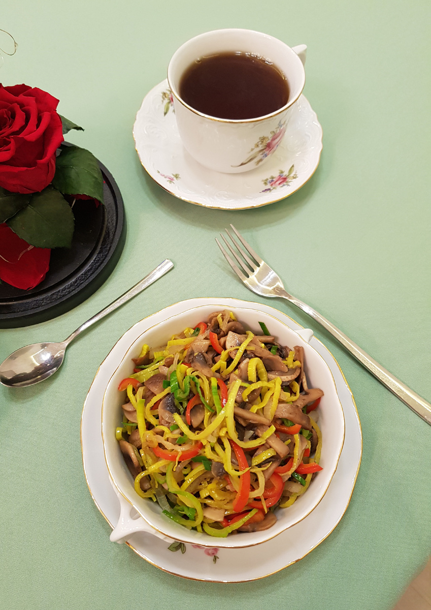 Нежный рецепт шампиньонов с луком и сладким перцем для постного стола