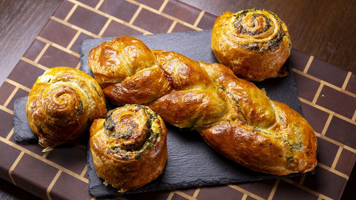 Пирог-косичка со шпинатом и брынзой: идеальное угощение для гурманов