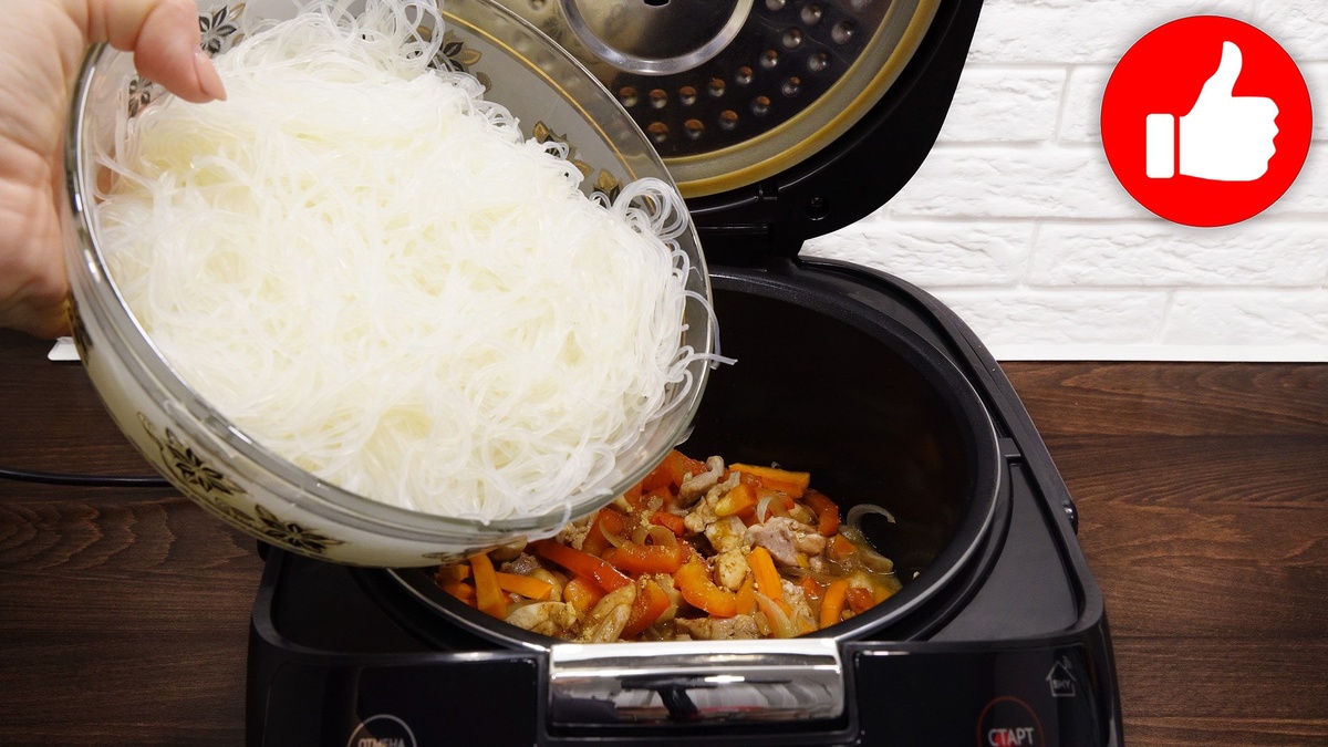 Ароматная фунчоза с курицей и овощами: идеальное блюдо для вашей мультиварки