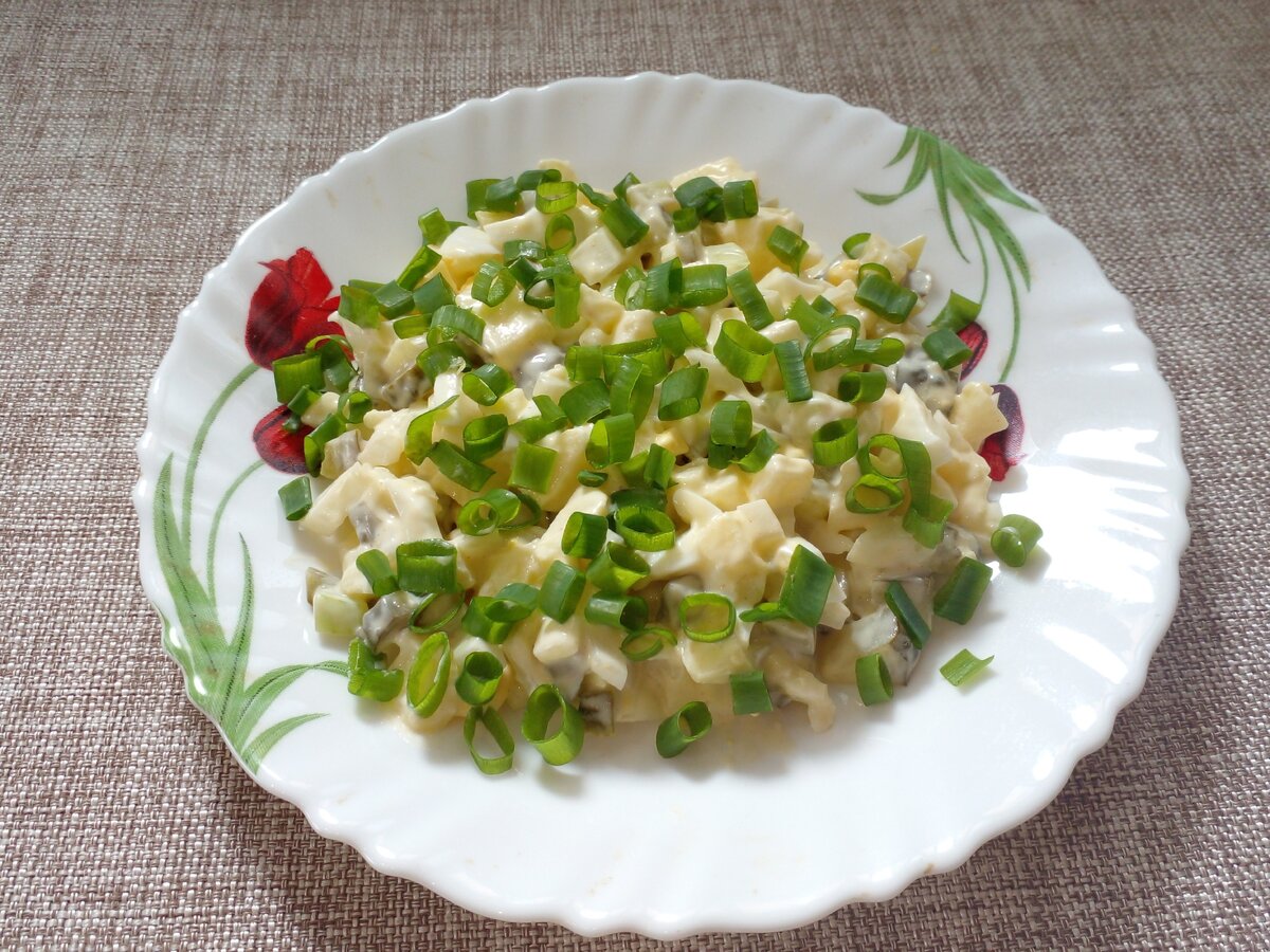 Нежный салат с солеными огурцами: идеальное дополнение к мясным блюдам