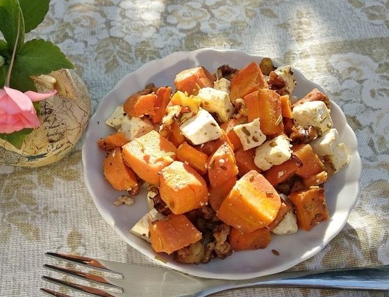 Нежная запечённая морковь с орехами и брынзой для яркого обеда