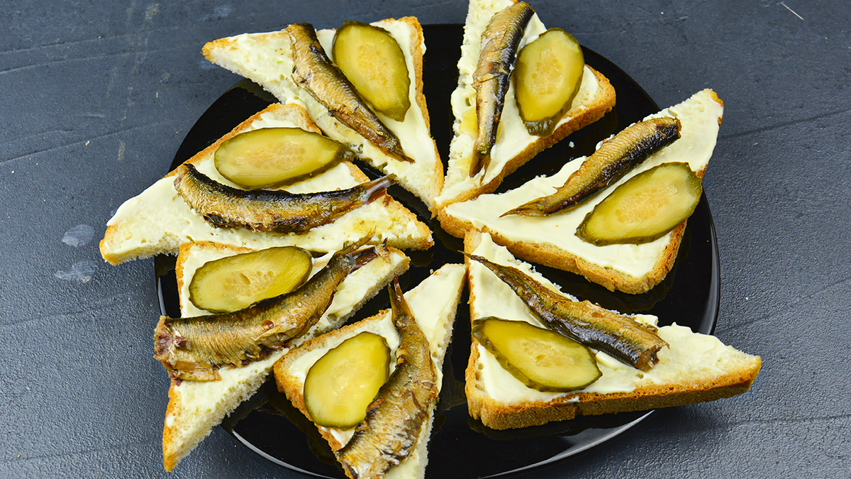 Праздничные шпроты: закуска, которая удивит даже искушенных