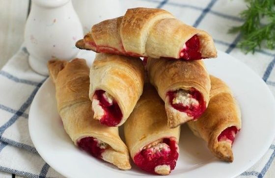 Слоёные рогалики с брынзой и свеклой