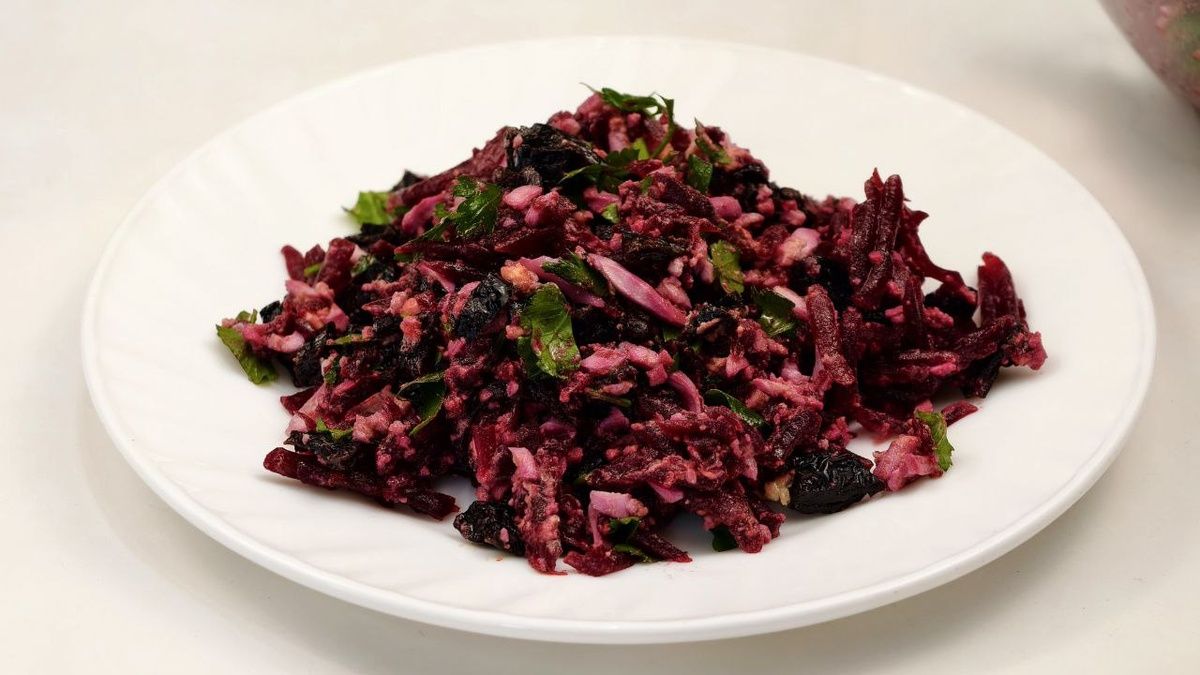 Салат со свеклой и черносливом: легкость и польза в одном блюде