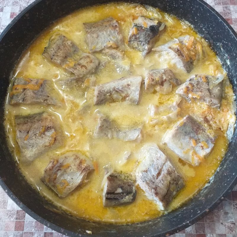 Нежный минтай в сметанном соусе с мускатным орехом: легкость и вкус