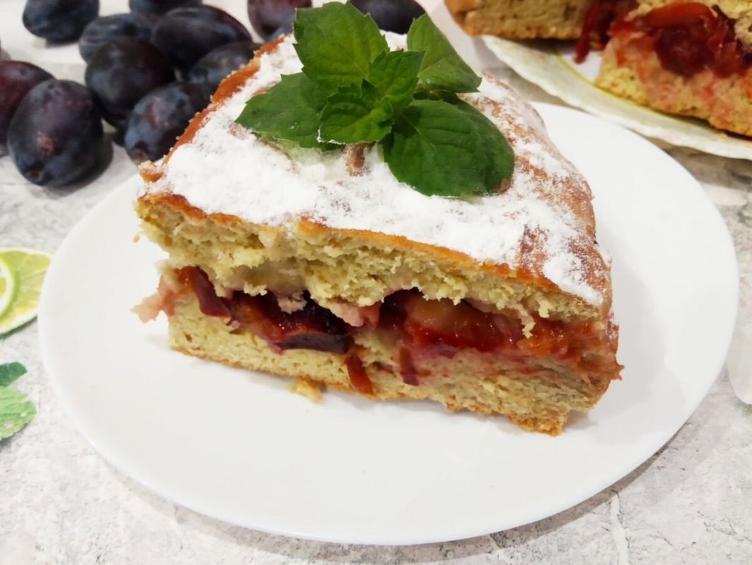 Нежный песочный пирог с сочными сливами: простой рецепт