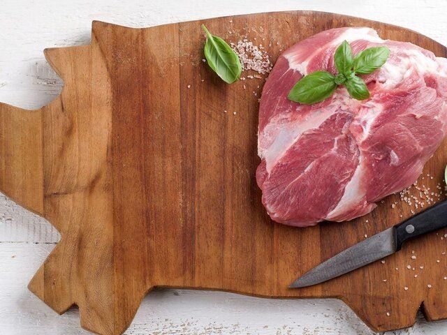 Врач предупредил о рисках употребления свинины