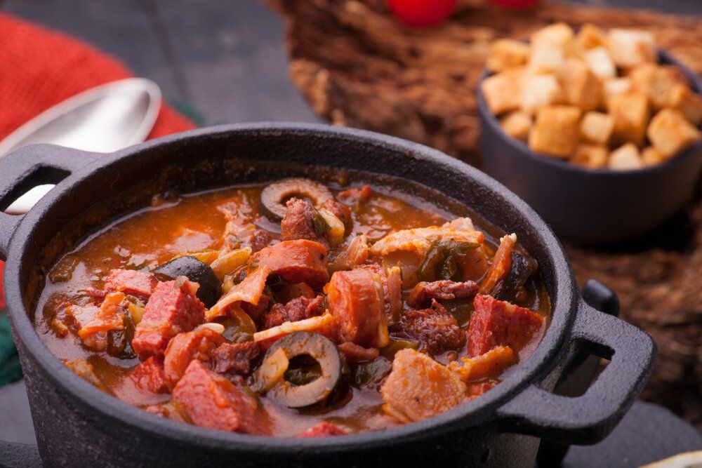 Сытный суп с охотничьими колбасками: как приготовить вкусное блюдо