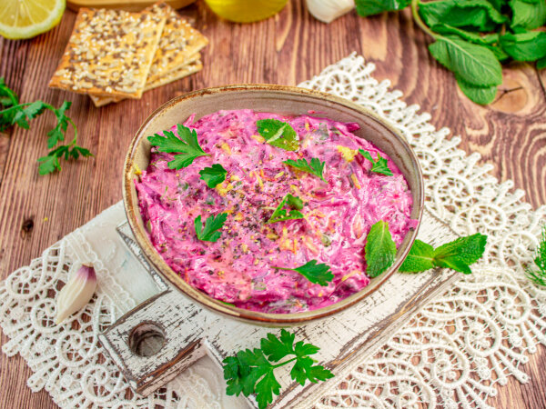 Новый взгляд на традиционный соус цацики с добавлением свеклы