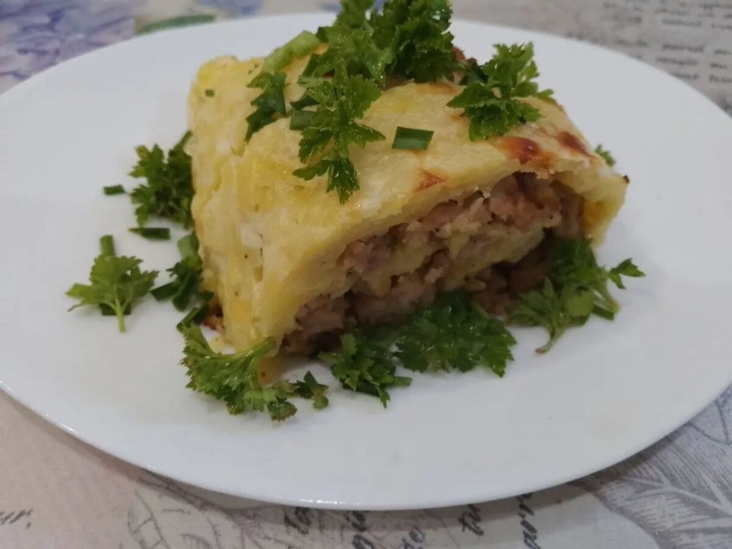 Вкусный рулет из тертого картофеля с мясной начинкой для всей семьи