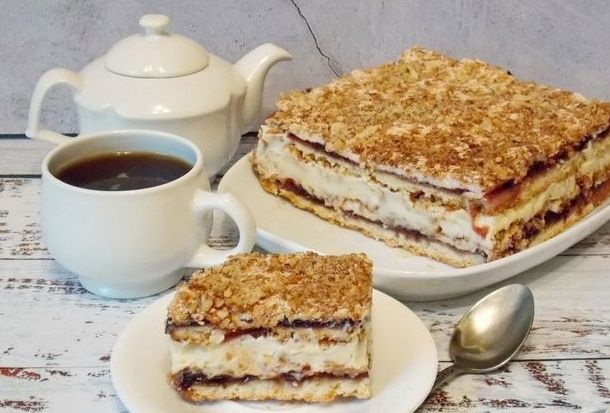 Вдохновляющий торт с безе, заварным кремом и смородиновым вареньем