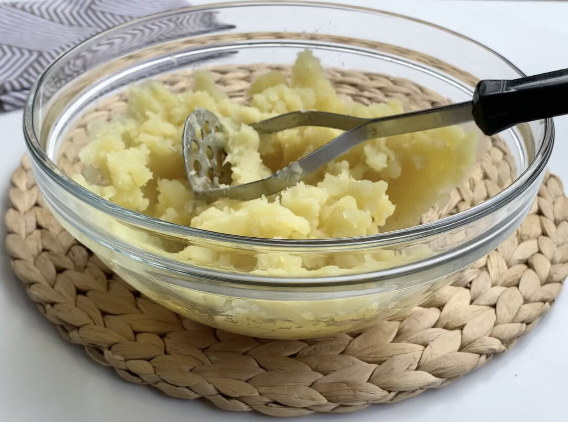 Вкусные картофельные лепёшки с начинкой: идеальный способ использовать остатки из холодильника