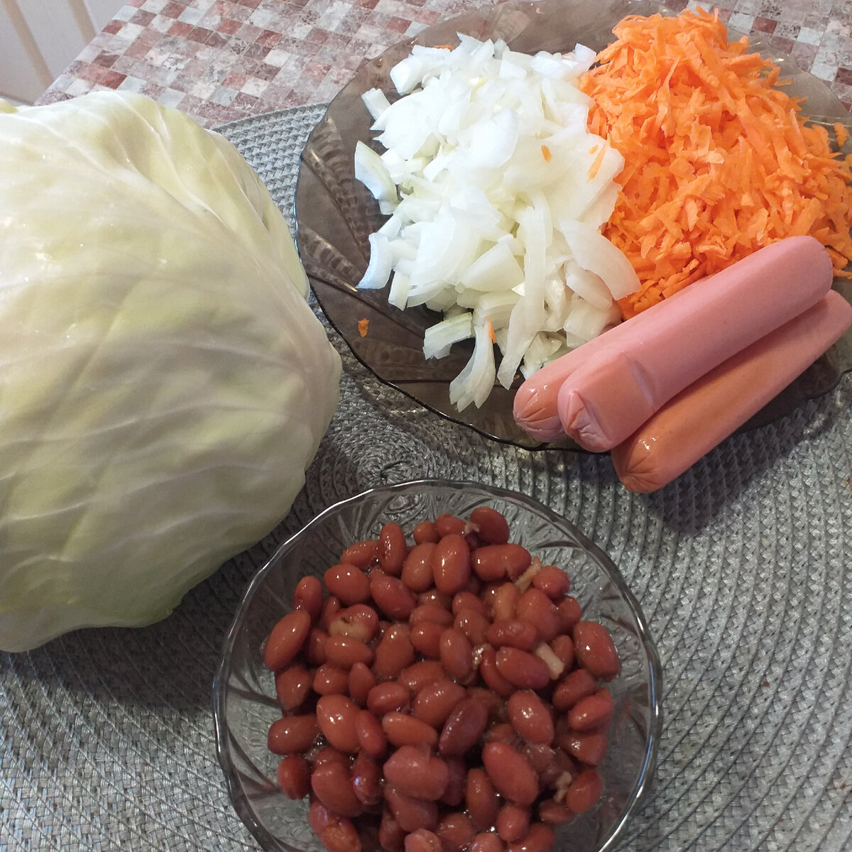 Тушёная капуста с фасолью и сосисками: простое и вкусное блюдо для всей семьи