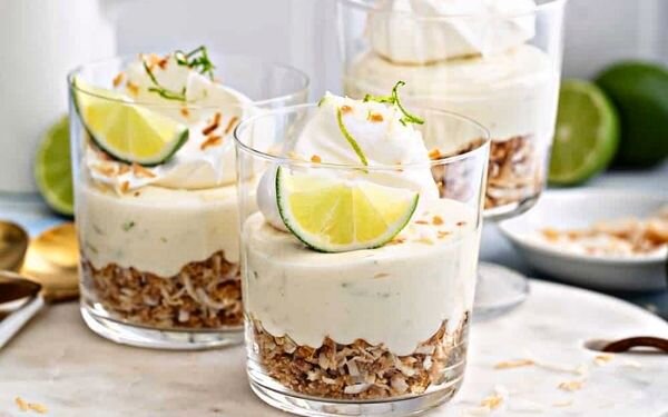 Лаймовый торт в стакане: теплота тропиков в холодный май