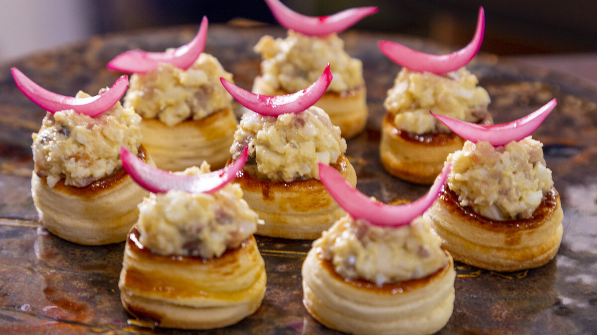 Как приготовить корзинки для праздничного стола: быстрый форшмак в волованах