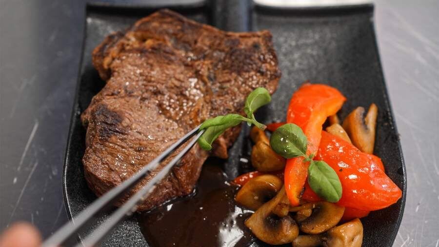 Как еда влияет на удачи первых свиданий в России