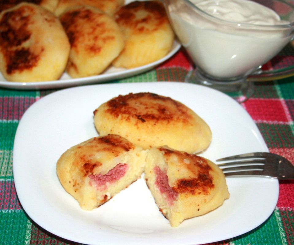 Классика домашней кухни: картофельные зразы с колбасой от бабушки