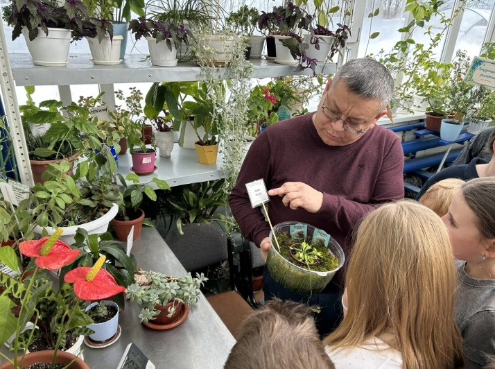 Школьники Югры выращивают экзотические растения в теплице