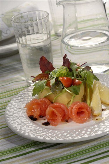 Простое наслаждение: салат с семгой и рукколой