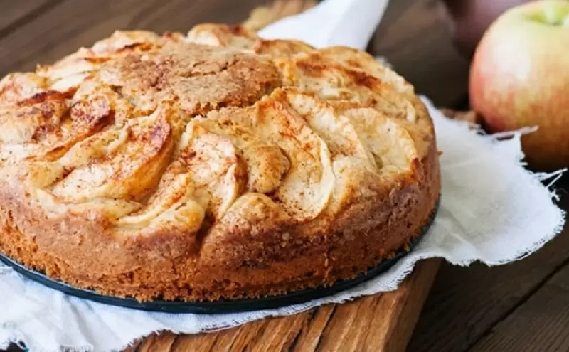 Ленивый заливной пирог на сковороде: интересный десерт за 30 минут