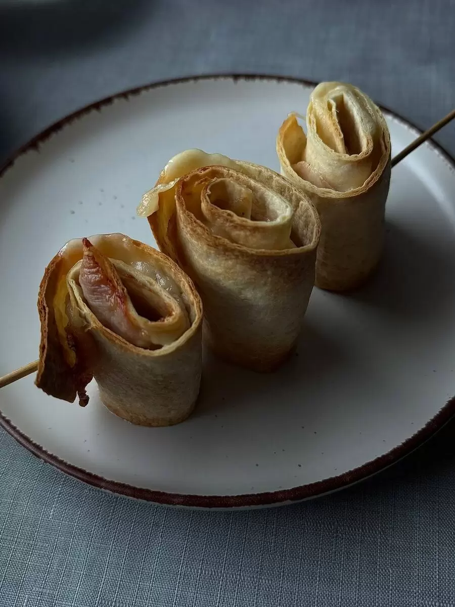 Великолепная закуска: рулет из тортильи и бекона