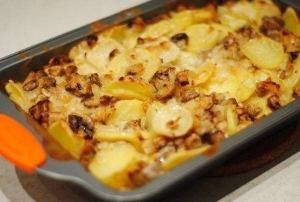 Нежный картофель с шампиньонами под сливочной шапкой