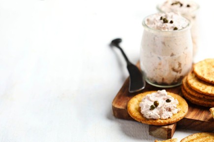 Праздничные закуски: ёлочки на крекерах с сыром и зеленью