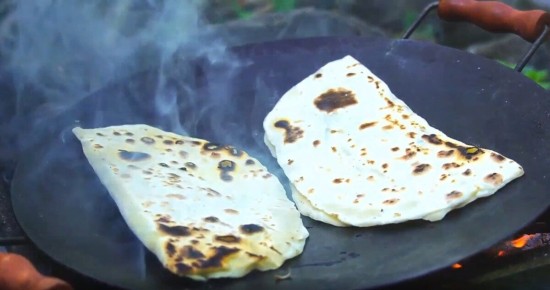 Кутабы на свежем воздухе: сырные лепешки, которые удивят вкусом