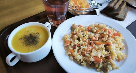 Обед в ресторане как способ борьбы со стрессом: меняющиеся привычки россиян