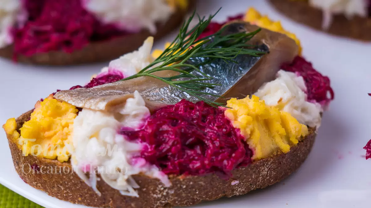 Необычные бутерброды с сельдью для праздничного стола