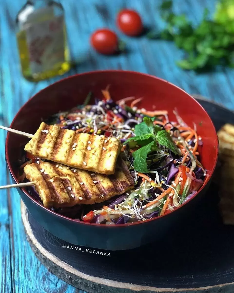 Ароматный салат с тофу: яркие оттенки весеннего меню