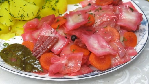 Грузинская капуста со свёклой: аромат и хруст в одном маринаде